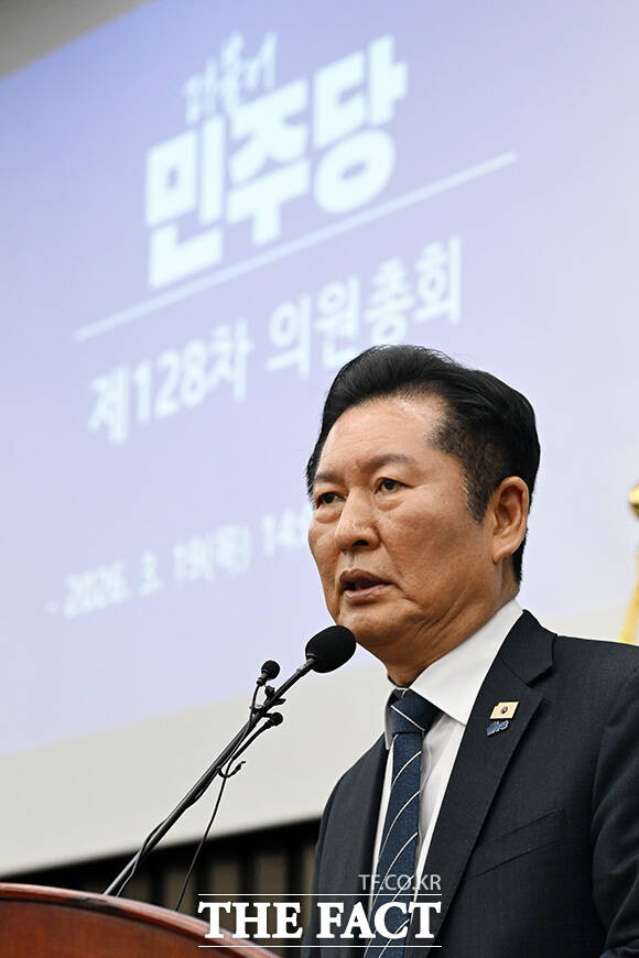 의원총회에서 모두발언하는 정청래 더불어민주당 대표(오른쪽).