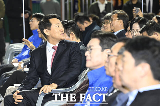 정원오 더불어민주당 서울시장 예비후보가 옅은 미소를 지어 보이고 있다.