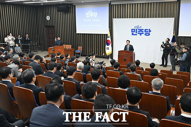 의원총회에서 모두발언하는 정청래 더불어민주당 대표(오른쪽).