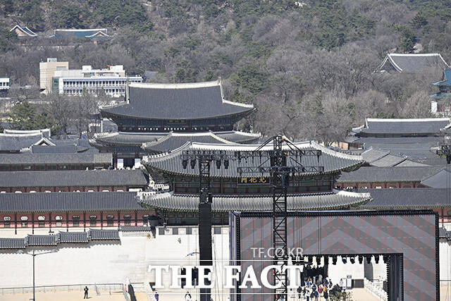 그룹 방탄소년단(BTS)의 컴백 공연 가설 무대와 경복궁, 청와대가 차례로 보이고 있다.