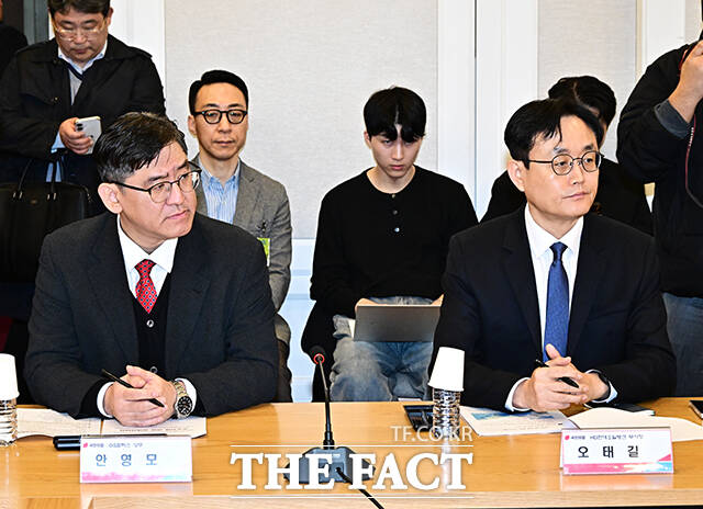 ‘국민의힘 중동사태 관련 정유업계 대표와의 정책간담회’ 참석한 안영모 GS칼텍스 상무(왼쪽)와 오태길 HD현대오일뱅크 부사장.