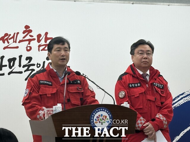 정연국 중부지방산림청장(왼쪽)과 김영명 충남도 환경산림국장이 19일 충남도청 프레스센터에서 기자회견을 열고 봄철 대형산불 특별대책기간 관련 브리핑을 하고 있다. /노경완 기자