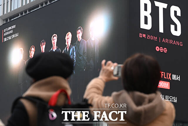 그룹 방탄소년단(BTS) 컴백 공연을 앞둔 지난 19일 서울 광화문광장은 수많은 팬들의 발길이 이어지면서 들썩였다. /김성렬 기자