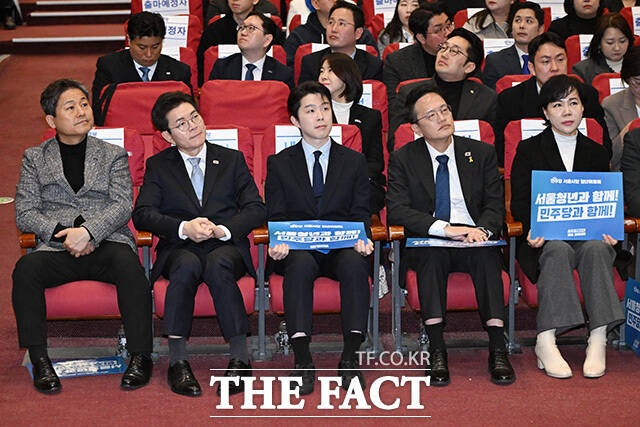 김영배와 정원오, 김형남, 박주민, 전현희 더불어민주당 서울시장 예비후보(왼쪽부터)가 지난 14일 서울 여의도 국회 의원회관에서 열린 '서울시당 청년위원회 지방선거 필승결의대회'에 참석해 손피켓을 들어보이고 있다. /남용희 기자