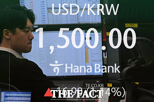 미국·이스라엘과 이란 간의 전쟁 장기화 우려가 지속되는 19일 오후 서울 중구 하나은행 딜링룸 전광판에 지수가 표시되어 있다. /서예원 기자