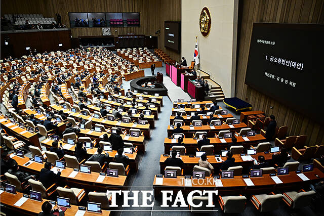 김용민 법사위 여당 간사가 19일 오후 서울 여의도 국회에서 열린 제433회국회(임시회) 제2차 본회의에 참석해 공소청법안(대안)에 대한 제안설명을 하기 위해 단상으로 이동하고 있다. /국회=배정한 기자