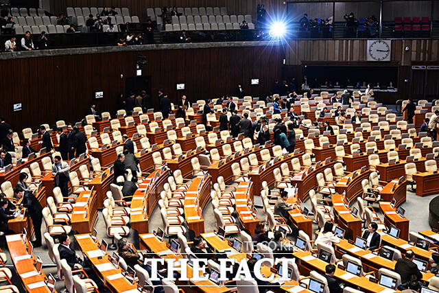 국민의힘 필리버스터가 시작되자 본회의장 나서는 더불어민주당 의원들.