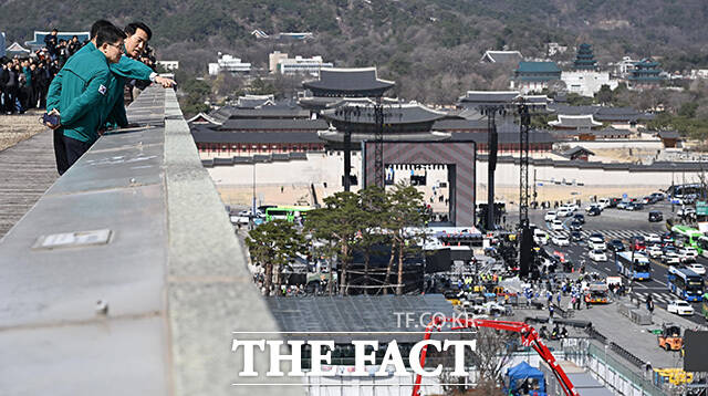 오세훈 시장이 준비된 객석을 점검하고 있다.