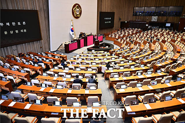 텅텅 빈 본회의장에서 필리버스터 이어가는 윤상현 국민의힘 의원.