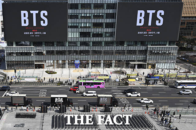 그룹 방탄소년단(BTS)의 컴백 공연을 이틀 앞둔 19일 오후 서울 종로구 세종문화회관 옥상에서 BTS 컴백 광고 영상과 차량이 보이고 있다. /송호영 기자