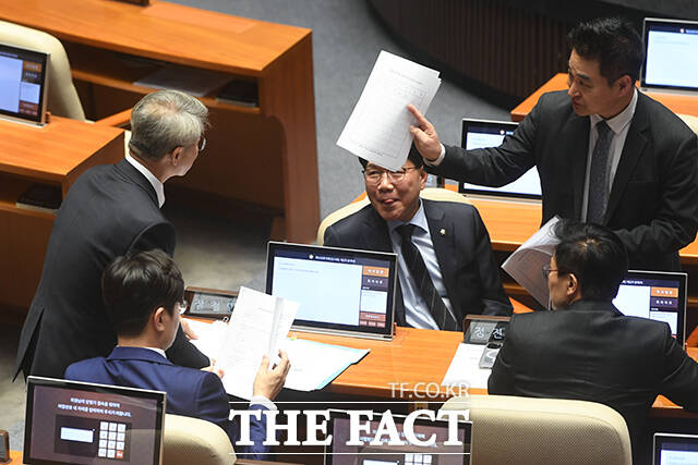 여당 동료 의원들에게 조희대 대법원장 탄핵소추안 발의자 서명에 대해 설명하는 민형배 의원.