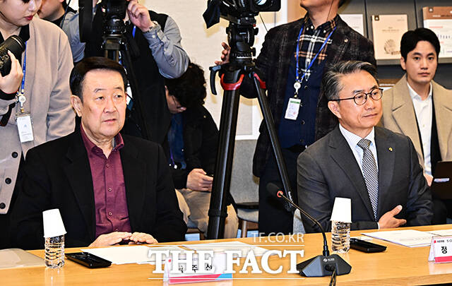 ‘국민의힘 중동사태 관련 정유업계 대표와의 정책간담회’ 참석한 박주선 대한석유협회 회장(왼쪽)과 정상훈 S-OIL 부사장.