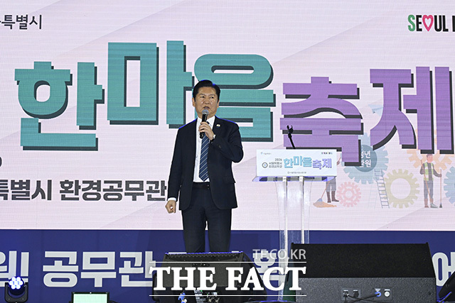 정원오 더불어민주당 서울시장 예비후보(왼쪽)와 오세훈 서울시장(오른쪽)이 악수를 하고 있다.