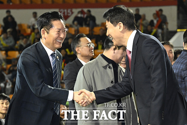 오 시장이 행사장에 입장하고 있다.