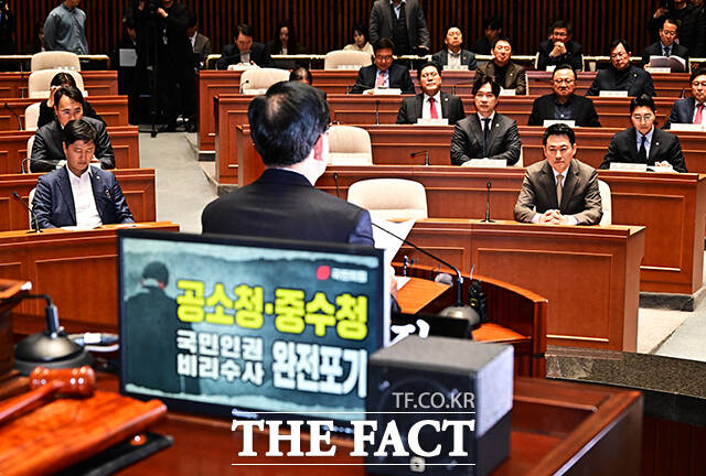 송언석 국민의힘 원내대표의 모두발언 듣는 장동혁 대표.