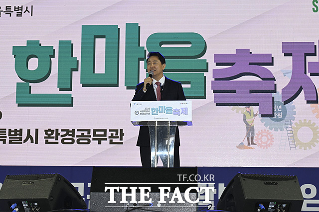 오 시장이 행사장에 입장하고 있다.