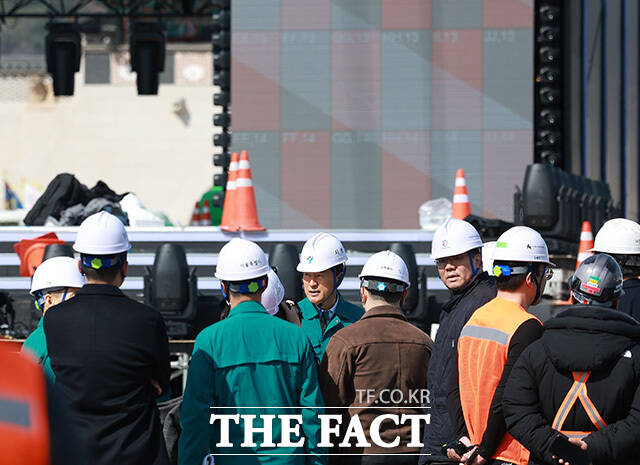 오세훈 시장이 준비된 객석을 점검하고 있다.