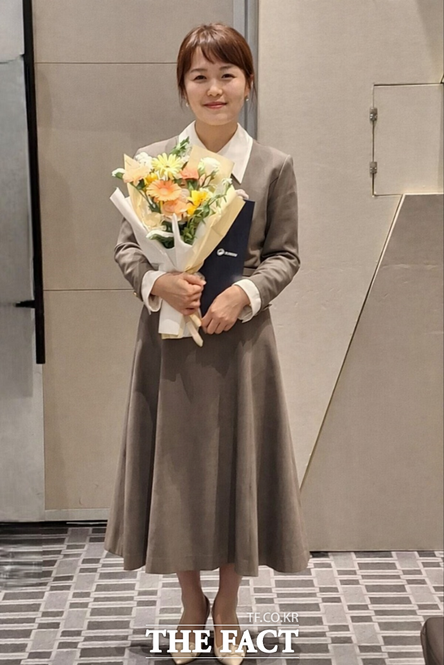 건양사이버대 졸업생 조영미 대한간호조무사협회 대전충남간호조무사회 사무처장이 표창을 수상한 후 기념 촬영하고 있다. /건양사이버대