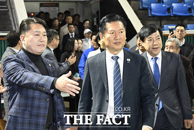 정원오 더불어민주당 서울시장 예비후보(왼쪽)와 오세훈 서울시장(오른쪽)이 악수를 하고 있다.