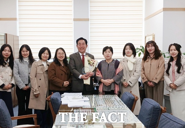 이효성 대전시의회 의원(국민의힘, 대덕구1, 복지환경위원장)이 19일 대전·세종지역 급식관리지원센터실무자협의회로부터 감사패를 받고 기념 촬영을 하고 있다. /이효성 의원