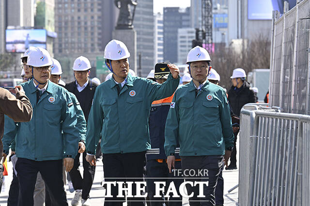 오세훈 시장이 준비된 객석을 점검하고 있다.