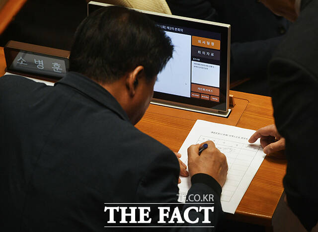 조희대 대법원장 탄핵소추안 발의자 명단에 서명 남기는 소병훈 더불어민주당 의원.