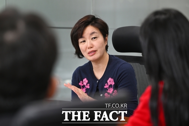 지난 18일 서울 종로구 아산정책연구원에서 <더팩트>와 만난 중동전문가 장지향 지역연구센터장은 향후 가장 주목해야 할 변수로 이란이슬람혁명수비대(IRGC) 내부의 결집력과 균열 가능성을 꼽았다. 사진은 장 센터장이 지난 18일 서울 종로구 아산정책연구원에서 <더팩트>와 인터뷰를 하는 모습. /종로=서예원 기자