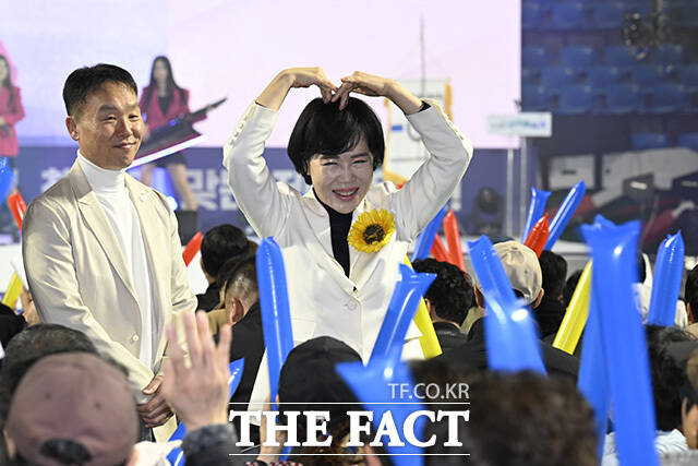 정원오 더불어민주당 서울시장 예비후보(왼쪽)와 오세훈 서울시장(오른쪽)이 악수를 하고 있다.