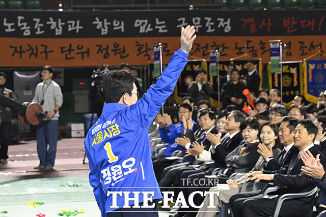 정 예비후보가 행사 전 간담회에서 환경공무관들과 대화를 하고 있다.