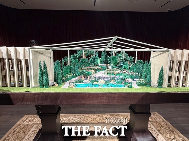 라운지 2층에는 아크로 한남에 적용될 아크로 가든 하우스를 구현한 페이퍼 아트가 전시돼 있다./공미나 기자