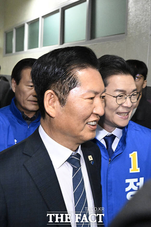 정 예비후보가 행사 전 간담회에서 환경공무관들과 대화를 하고 있다.