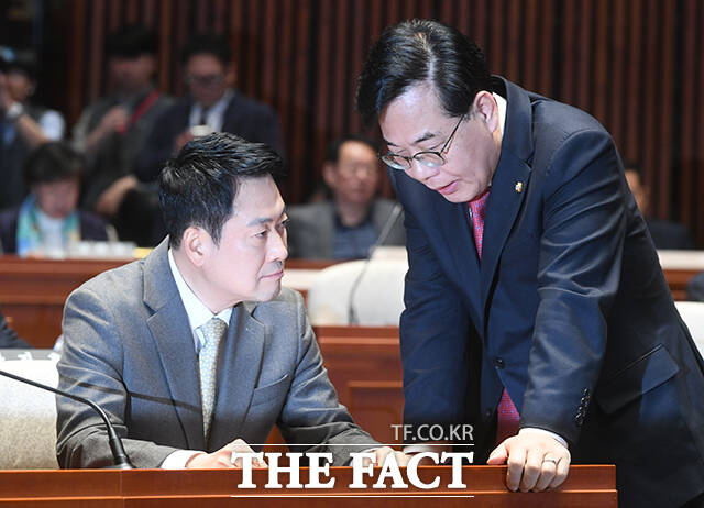 장동혁 국민의힘 대표(왼쪽)와 송언석 국민의힘 원내대표가 대화를 나누고 있다.