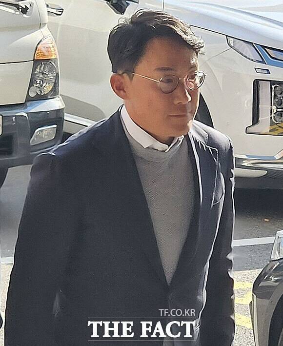윤관 대표를 사기 혐의로 고소한 조창연 씨가 지난 2024년 10월 서울 강남경찰서에 고소인 신분으로 출석하고 있다. /더팩트 DB