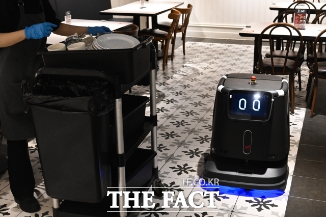 지난 13일 오후 서울 천호동 애슐리퀸즈에 서빙 로봇과 청소 로봇이 홀을 돌아다니고 있다. /남윤호 기자