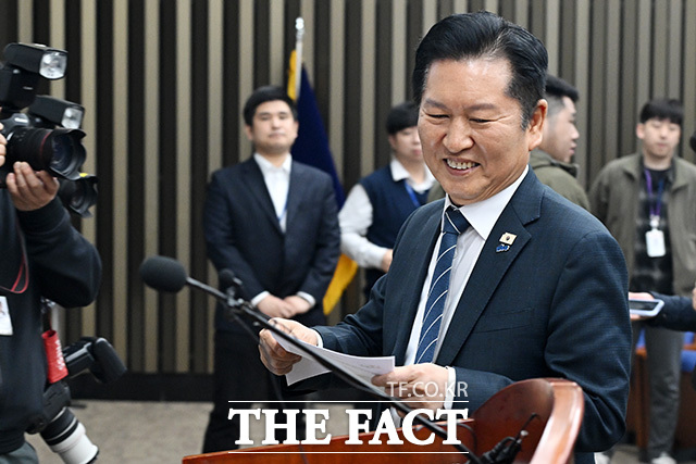 정청래 더불어민주당 대표가 19일 오후 서울 여의도 국회에서 열린 의원총회에서 모두발언을 하기 위해 이동하고 있다. /국회=남용희 기자