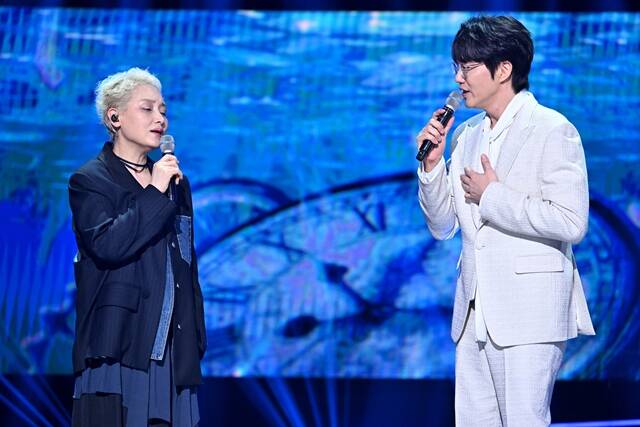 가수 이소라(왼쪽)가 KBS2 예능프로그램 '더 시즌즈-성시경의 고막남친' 첫 게스트로 나선다. /KBS2