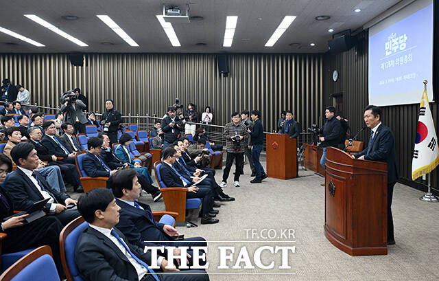 의원총회에서 모두발언하는 정청래 더불어민주당 대표(오른쪽).