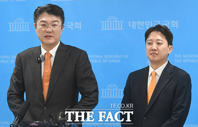 김정철 개혁신당 서울시장 예비후보(가운데)가 19일 오전 서울 여의도 국회 소통관에서 기자회견을 열고 출마선언을 하고 있다. 이날 기자회견에는 이준석 개혁신당 대표가 함께 참석했다. /국회=박상민 기자