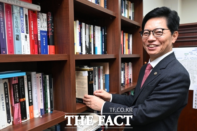 황정근 국회도서관장은 