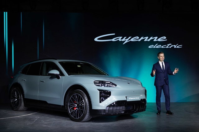 '2026 포르쉐코리아 신년 기자간담'에서 마티아스 부세 포르쉐코리아 사장이 '카이엔 일렉트릭'을 공개하고 있다. /포르쉐코리아