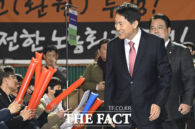 오 시장이 행사장에 입장하고 있다.