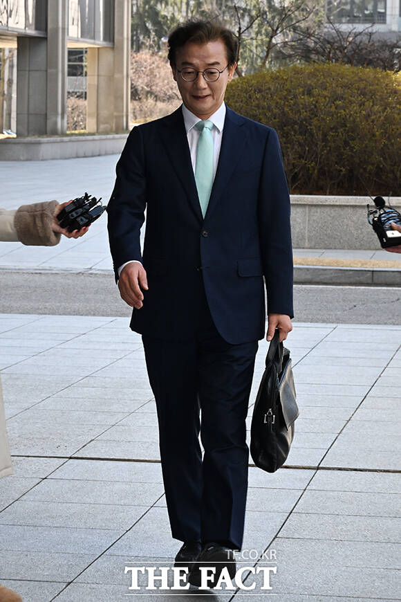 통일교로부터 금품 수수의혹을 받는 전재수 더불어민주당 의원이 19일 오전 서울 서초구 서울고등검찰청 청사에 마련된 ‘정교유착 비리 합동수사본부‘(합수본)에 출석하며 입장을 밝히고 있다. /김성렬 기자