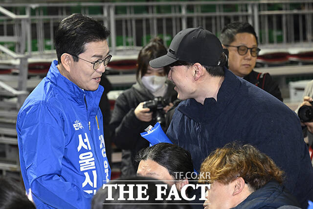 정원오 더불어민주당 서울시장 예비후보(왼쪽)가 19일 오전 서울 송파구 서울특별시교육청 잠실학생체육관에서 열린 '2026년 환경공무관 한마음 축제'에 참석해 환경공무관과 악수를 하고 있다. /송호영 기자