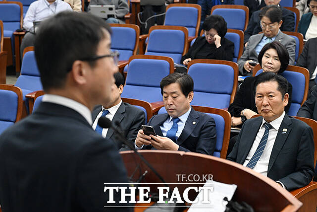 의원총회에서 모두발언하는 정청래 더불어민주당 대표(오른쪽).