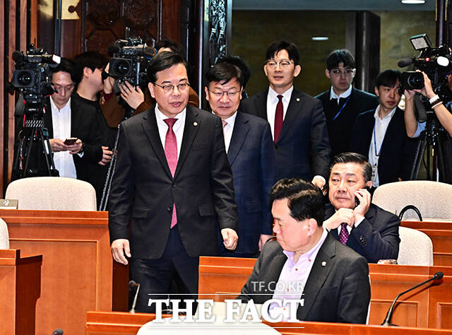 의원총회 참석하는 송언석 국민의힘 원내대표.