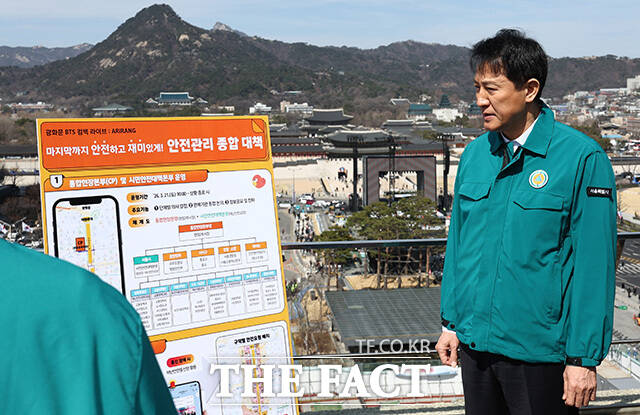 오세훈 서울시장이 19일 오후 서울 종로구 광화문광장을 찾아 그룹 방탄소년단(BTS)의 컴백 공연 무대 시설을 점검하고 있다. /송호영 기자