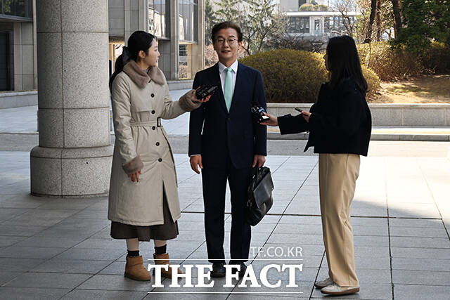 통일교로부터 금품 수수의혹을 받는 전재수 더불어민주당 의원이 19일 오전 서울 서초구 서울고등검찰청 청사에 마련된 ‘정교유착 비리 합동수사본부‘(합수본)에 출석하며 입장을 밝히고 있다. /김성렬 기자