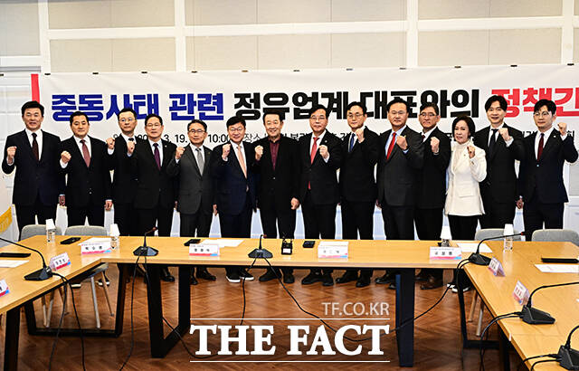 송언석 국민의힘 원내대표와 정유업계 대표들이 19일 오전 서울 여의도 국회에서 열린 중동사태 관련 정유업계 대표와의 정책간담회에 참석해 기념사진 촬영을 하고 있다. 왼쪽부터 윤영석 국민의힘 의원, 박대출 의원, 이상윤 SK에너지 부사장, 박수영 의원, 정상훈 S-OIL 부사장, 정점식 정책위의장, 박주선 대한석유협회 회장, 송 원내대표, 오태길 HD현대오일뱅크 부사장, 유상범 의원, 안영모 GS칼텍스 상무, 이인선 의원, 박성훈 의원, 박충권 의원. /국회=배정한 기자