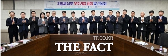 유정복 인천시장이 19일 시청 영상회의실에서 열린 지방세 납부 우수 기업 표창 및 간담회에서 참석자들과 기념 촬영을 하고 있다. /인천시