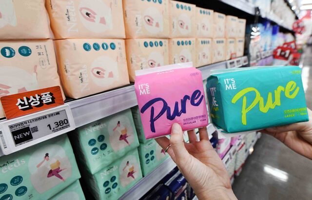 서울 등촌동 '홈플러스 메가 푸드 마켓 라이브' 강서점에 진열된 초저가 '샐리의법칙 니즈원 생리대'와 '잇츠미 퓨어 생리대'. 가격은 중형 기준 개당 98~99원 수준이며, 100% 국내에서 생산됐다. /홈플러스